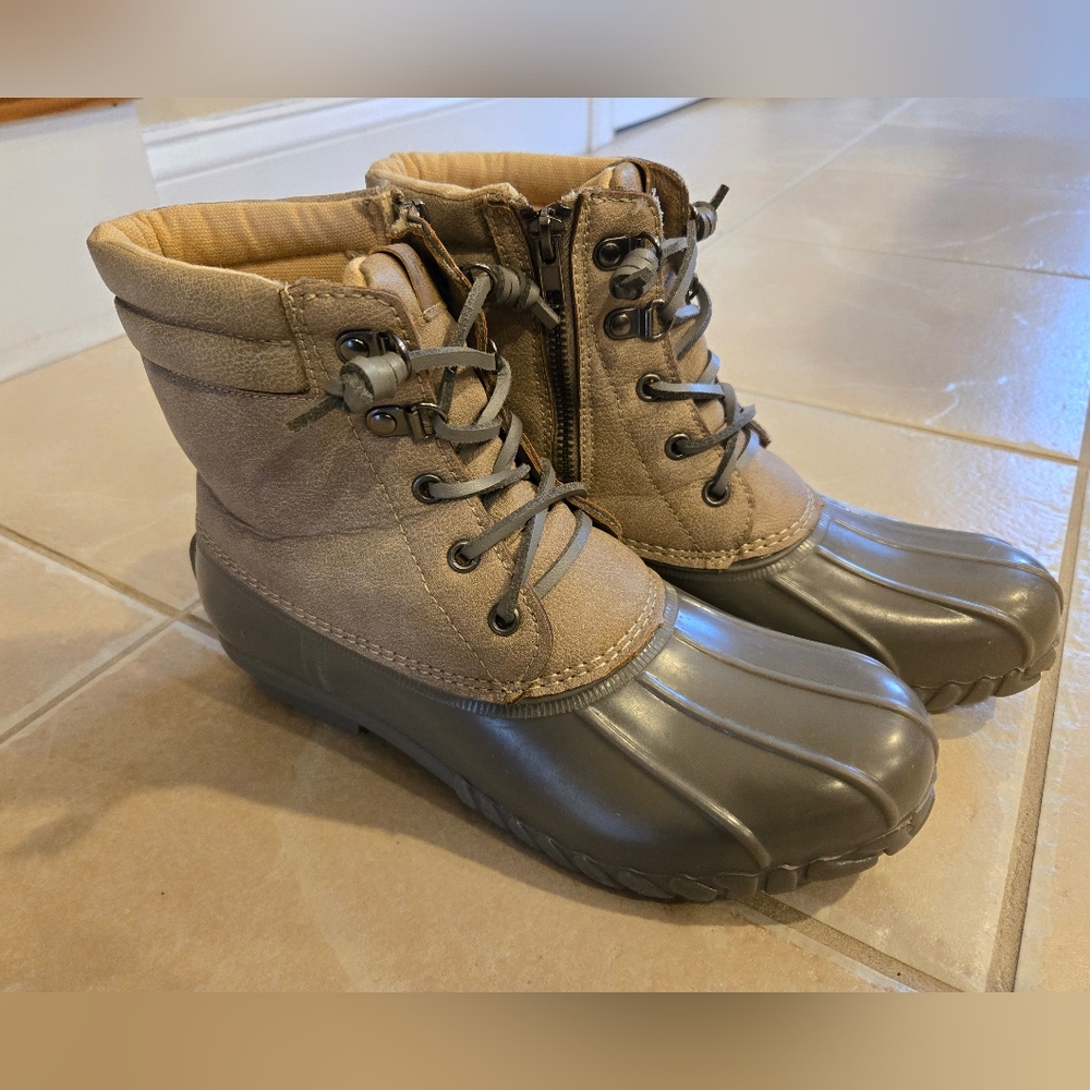 Women's Nautica Duck Boots, size 9. - Picture 3 of 7